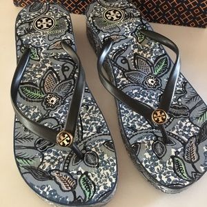 Euc Tory wedge sandals sz8